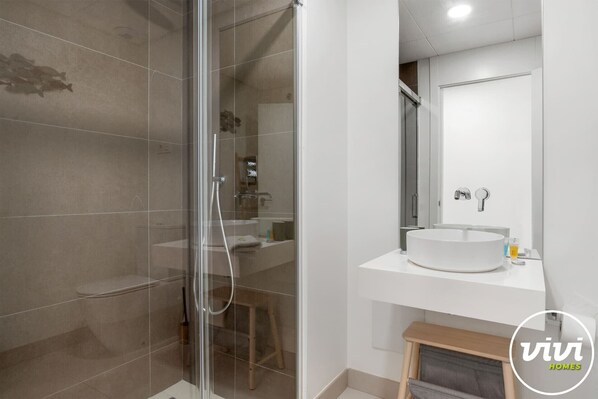 A modern bathroom with a glass-enclosed shower, a white sink, and a mirror above the sink. - Hermanos | Sea views - pool - terrace (La Cala de Mijas)