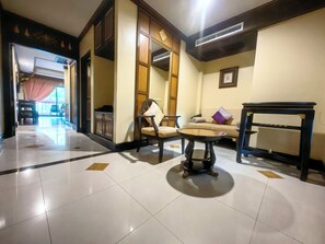 Suite Double Room Balcony with Pool View | Living area