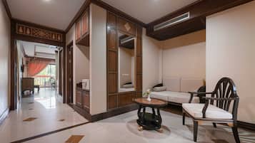 Suite Twin Room Balcony with Pool View | Living area