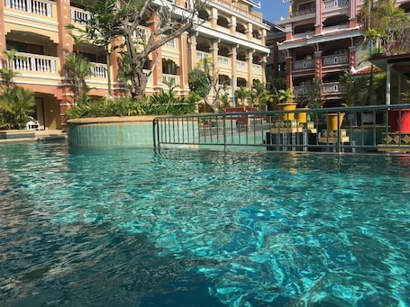 Una piscina al aire libre