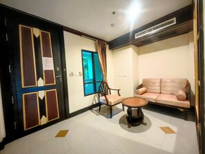 Deluxe Double Room, Balcony, Pool View | Living area