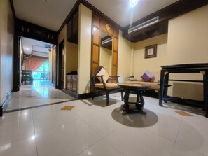 Suite Twin Room Balcony with Pool View | Área de sala de estar