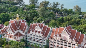 A resort with traditional architecture, multiple swimming pools, and a view of the sea. - Le Ayodhaya Palace Krabi Beach Resort (Krabi)