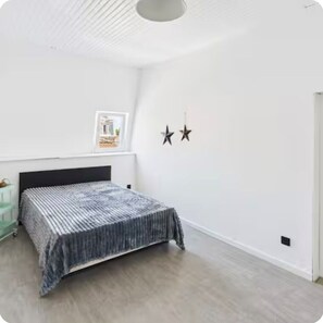 4 多间卧室、旅行婴儿床、WiFi、床单