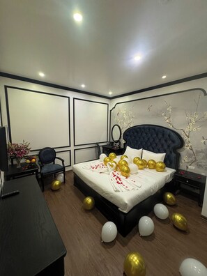 Quarto básico, vista para a cidade | Lençóis italianos Frette, roupas de cama premium, edredons de pluma