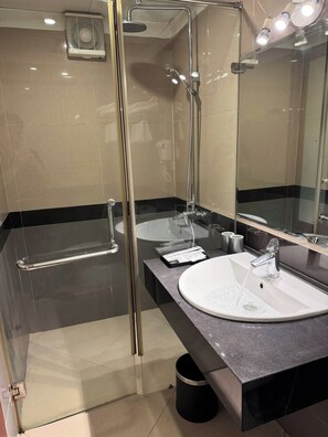 Quarto básico | Banheiro | Chuveiro, ducha de hidromassagem, produtos de toalete de grife 