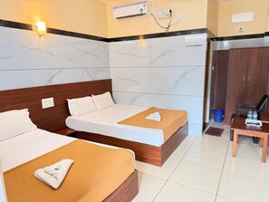 Chambre double ou avec lits jumeaux, vue sur la baie | Aire de séjour