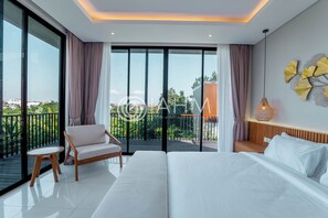 Premium bedding, desk, laptop workspace, iron/ironing board - Royal Villa Canggu (Canggu)