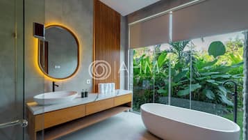 Villa de lujo, 4 habitaciones, piscina privada | Baño | Secador de pelo, bidé, toallas y jabón