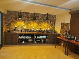 Desayuno para llevar diario (INR 300 por persona)