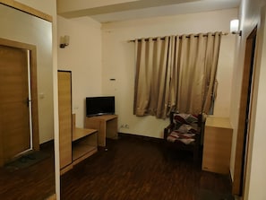 Desk, free WiFi - Blue Poppy by Orangepetal (Gangtok)
