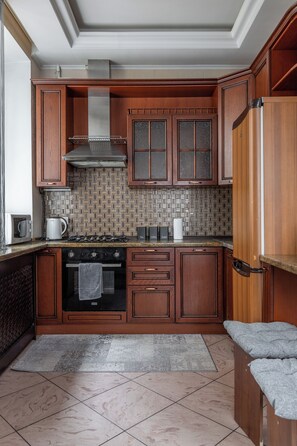 Lägenhet Comfort - utsikt mot staden | Eget kök | Stort kylskåp, mikrovågsugn, ugn och spishäll