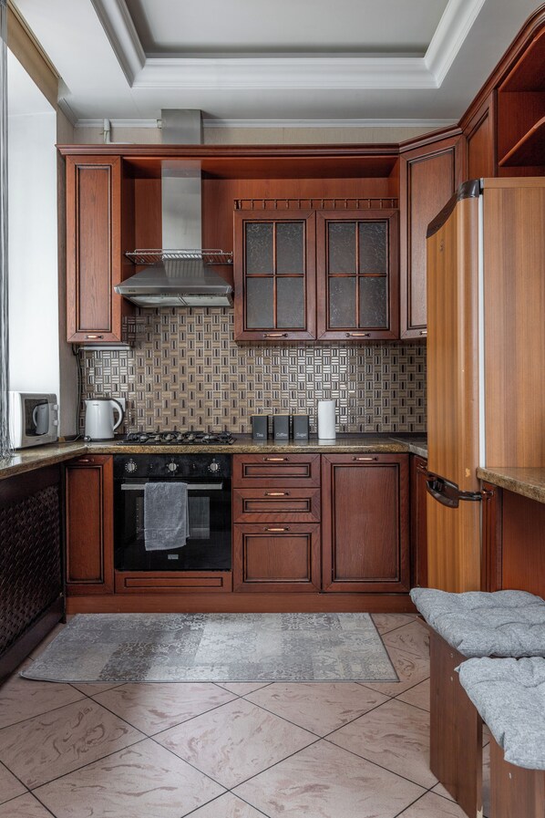 Comfort Apartment, City View | Private kitchen