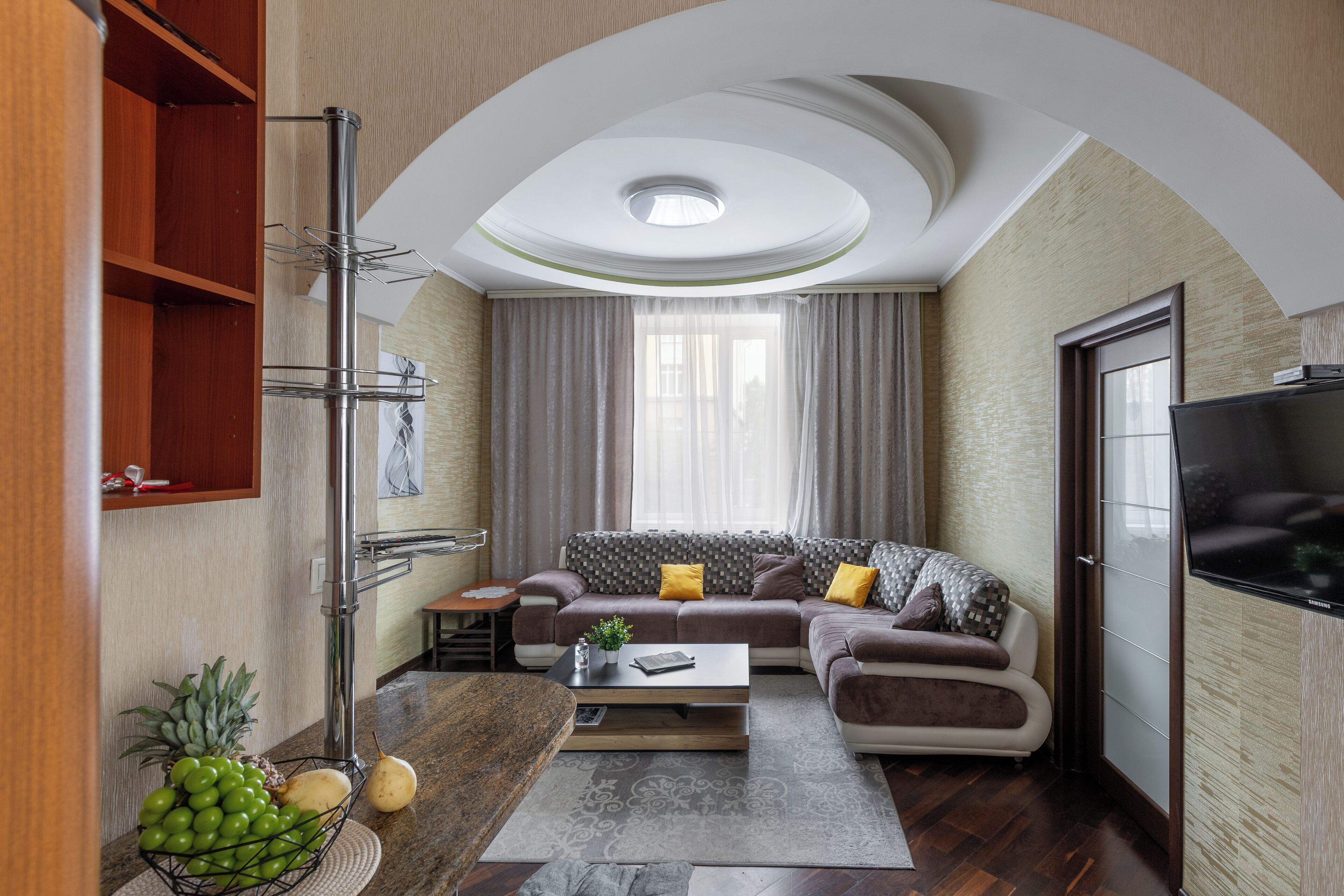 Comfort-Apartment, Stadtblick | Wohnzimmer | 35-Zoll-Flachbildfernseher mit Satellitenempfang