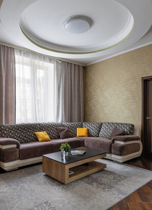 Leilighet – comfort, byutsikt | Oppholdsrom | En 35-tommers Flatskjerm-TV med Parabol-TV