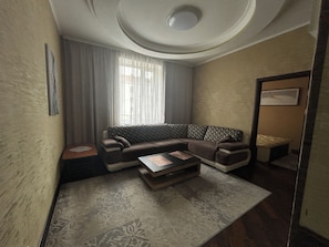 Appartamento Comfort, vista città | Area soggiorno | TV a schermo piatto 35 pollici con canali satellitari