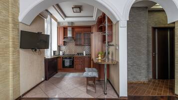 Departamento Confort, vista a la ciudad | Cocina privada | Refrigerador con congelador, microondas, horno y parrilla de estufa