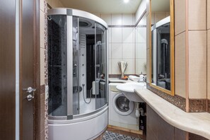 Lägenhet Comfort - utsikt mot staden | Badrum | Dusch, hårtork, handdukar och tvål