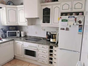 Fridge, microwave, stovetop, dishwasher