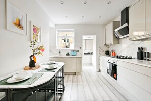 Fridge, microwave, oven, stovetop - Modern 2 Bedroom House-Sleeps 6-Close to Tube & Tooting bec (London)