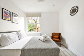 2 habitaciones, tabla de planchar con plancha, wifi y ropa de cama 