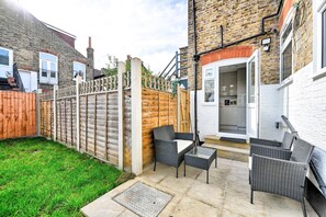 Terrace/patio - Modern 2 Bedroom House-Sleeps 6-Close to Tube & Tooting bec (London)