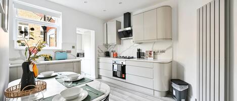 Frigorífico, microondas, horno y placa de cocina