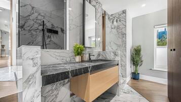 Een douche, een haardroger, handdoeken