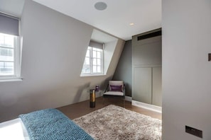 1 habitación, tabla de planchar con plancha, cuna de viaje y wifi