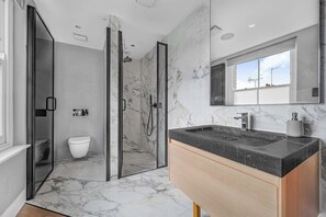 Douche, sèche-cheveux, shampoing