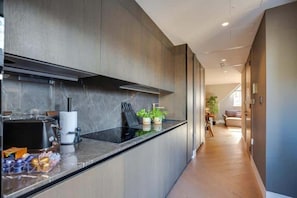 Refrigerador, microondas, horno, placa de cocina