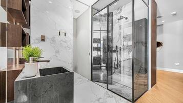 Douche, sĂšche-cheveux, serviettes fournies