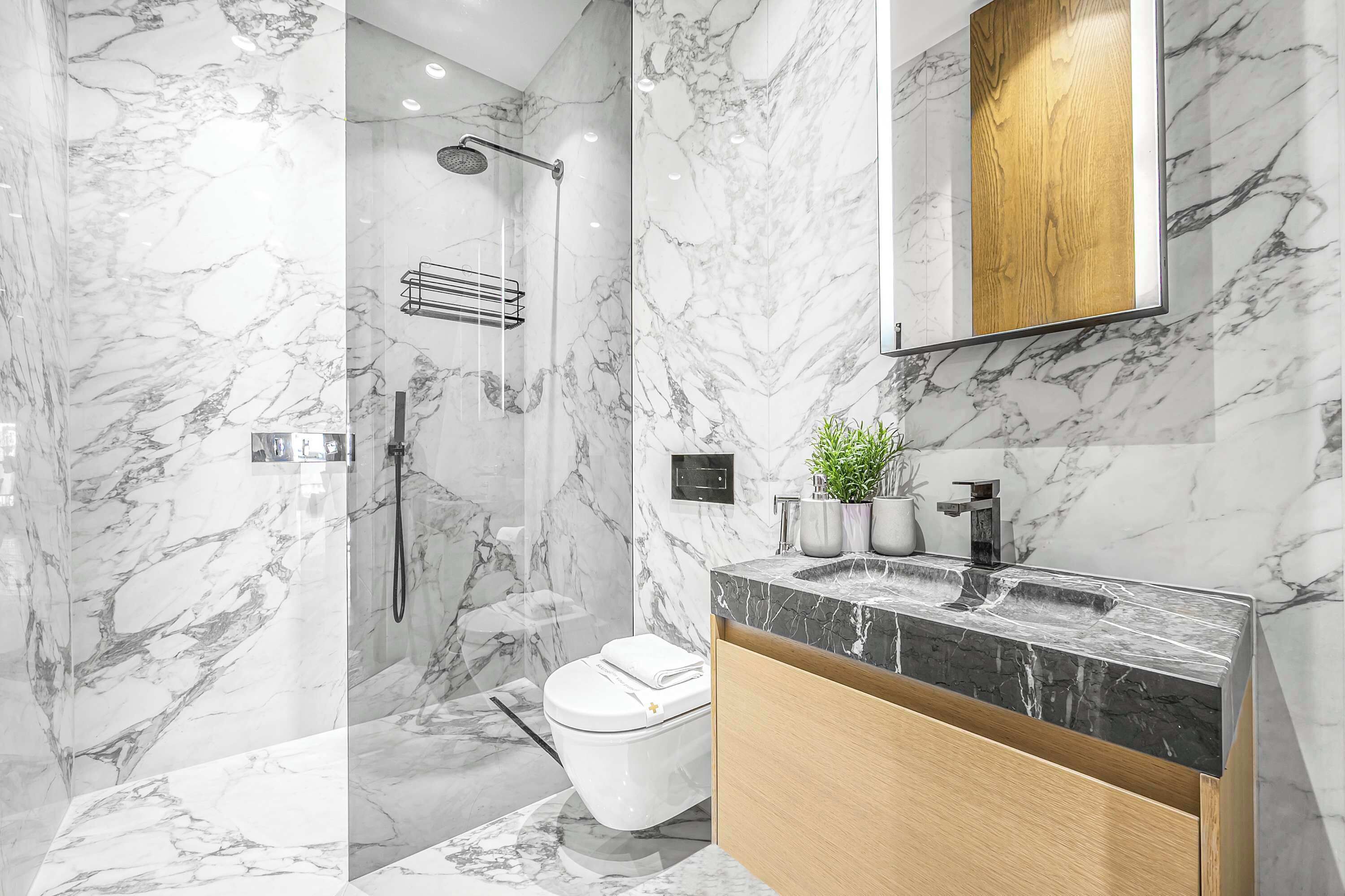 Douche, sèche-cheveux, serviettes fournies