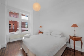 2 habitaciones, tabla de planchar con plancha, cuna de viaje y wifi