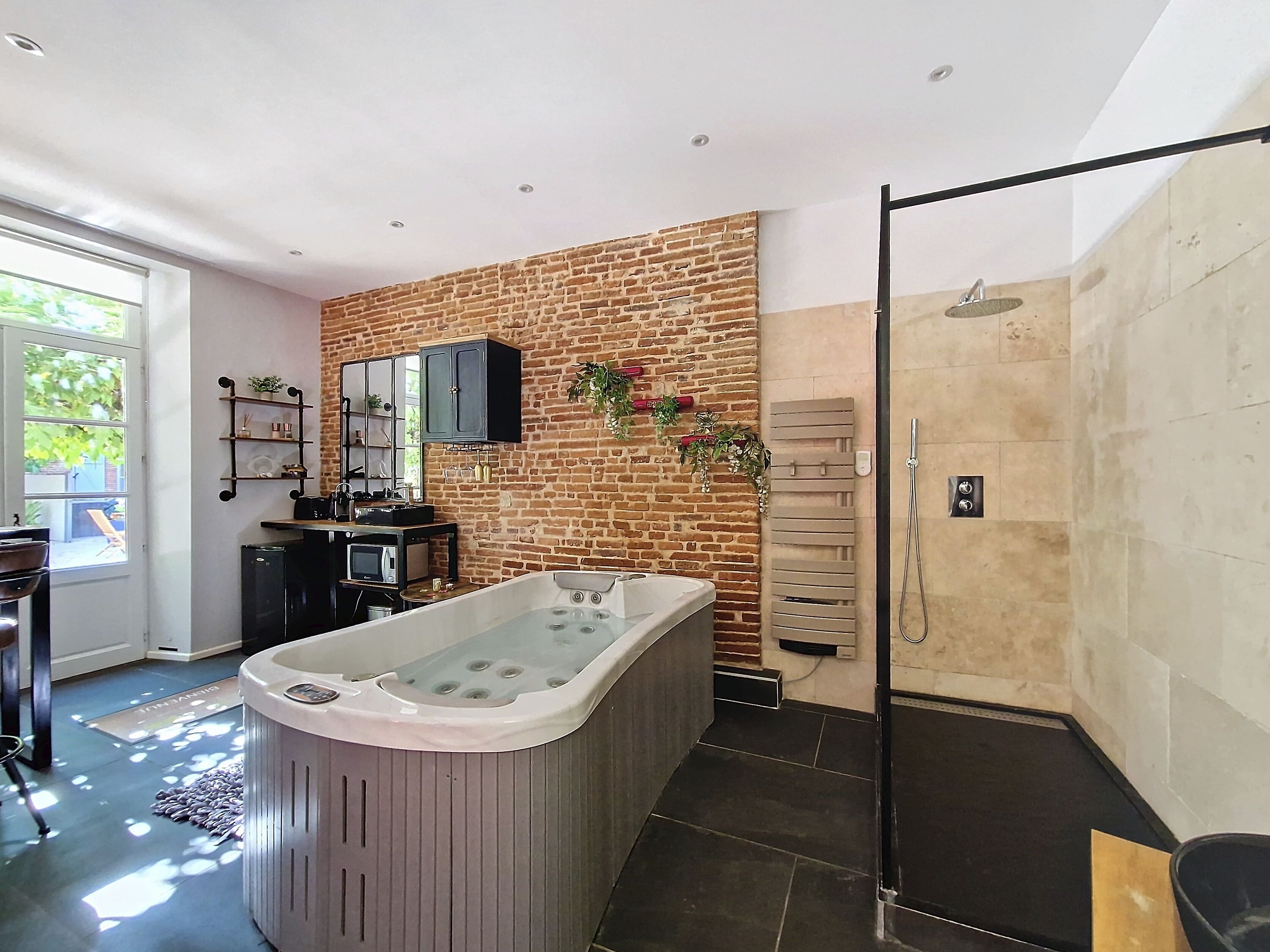 Romantic Suite, Penyaman udara, Garden View | Bilik Mandi | Kelengkapan dandanan diri percuma, pengering rambut, jubah mandi 