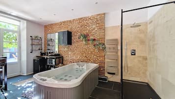 Romantic Suite, Penyaman udara, Garden View | Bilik Mandi | Kelengkapan dandanan diri percuma, pengering rambut, jubah mandi