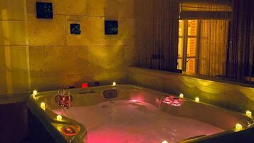 Suite Deluxe, 1 letto king, aria condizionata, vista giardino | Spa | Sale per trattamenti di coppia, trattamenti per il corpo