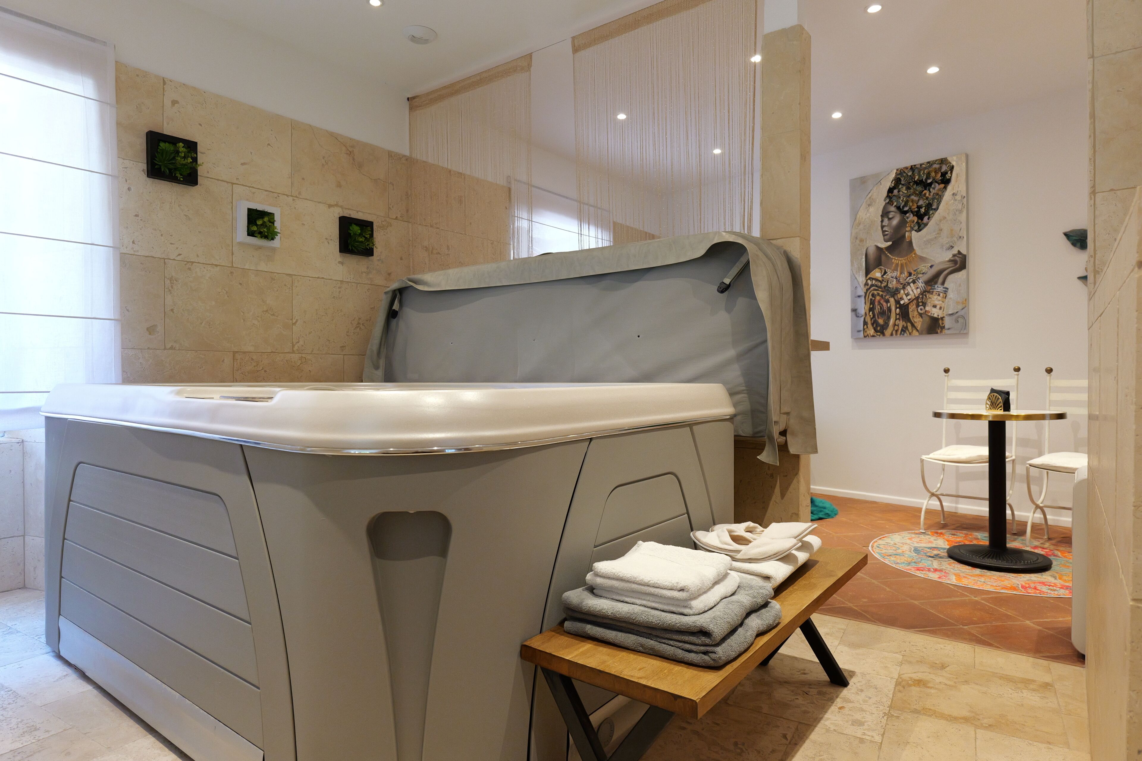 Deluxe-sviitti, patio, näköala puutarhaan | Tallelokero huoneessa, pimennysverhot, äänieristys, ilmainen Wi-Fi