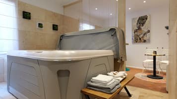 Suite Deluxe, patio, vista giardino | Una cassaforte in camera, tende oscuranti, insonorizzazione