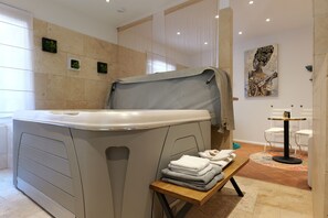 Deluxe-sviitti, patio, näköala puutarhaan | Tallelokero huoneessa, pimennysverhot, äänieristys, ilmainen Wi-Fi