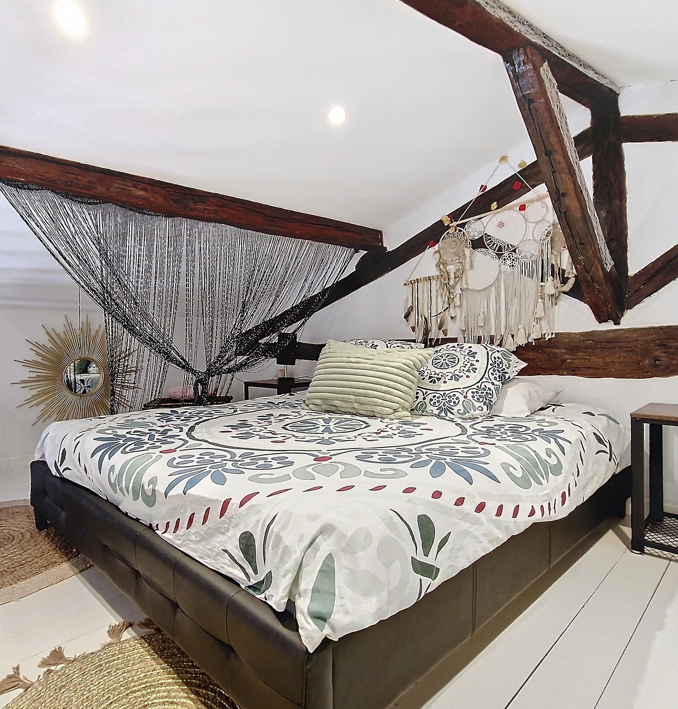 Deluxe-ullakkohuoneisto, 1 makuuhuone, keittotila, näköala puutarhaan | Tallelokero huoneessa, pimennysverhot, äänieristys, ilmainen Wi-Fi