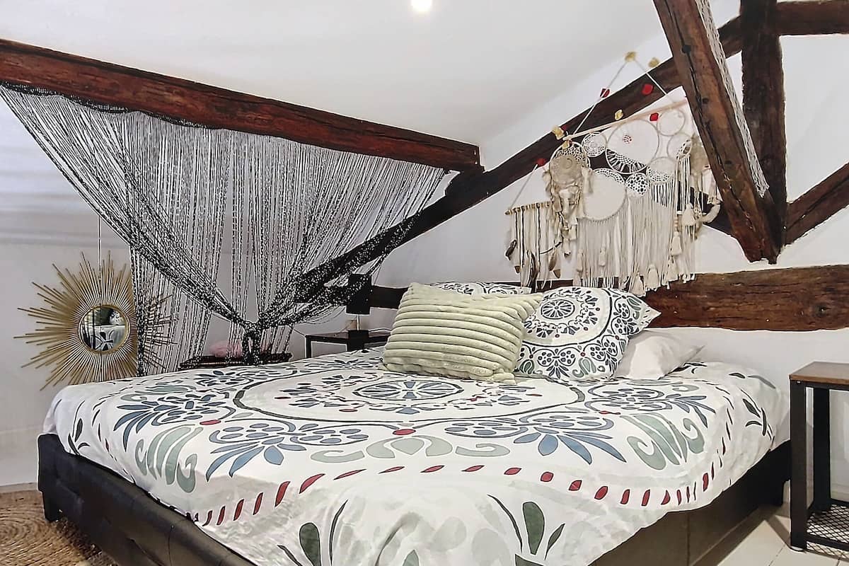 デラックス ロフト 1 ベッドルーム 簡易キッチン ガーデンビュー | セーフティボックス (室内)、遮光カーテン、防音設備、WiFi (無料)