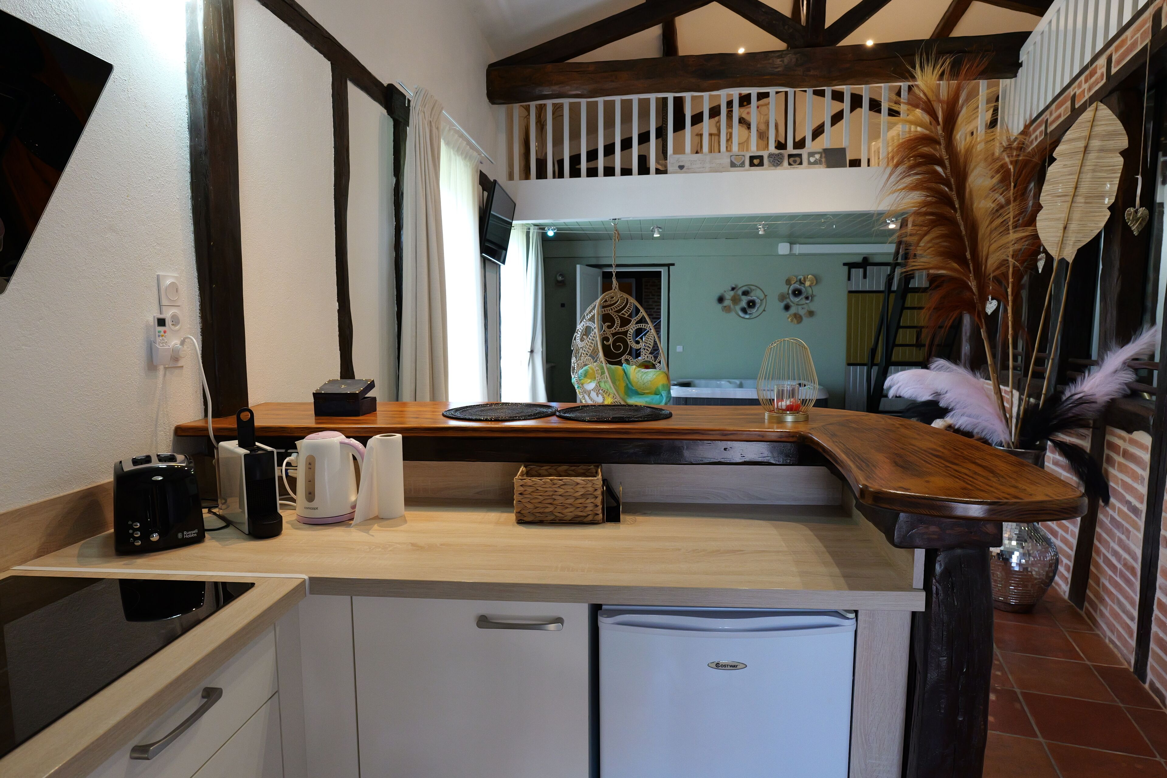 Deluxe-ullakkohuoneisto, 1 makuuhuone, keittotila, näköala puutarhaan | Tallelokero huoneessa, pimennysverhot, äänieristys, ilmainen Wi-Fi