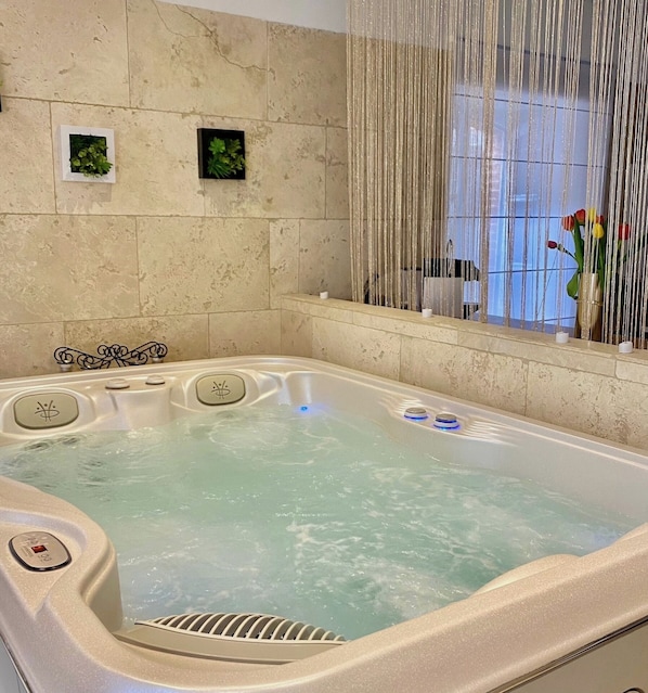 Couples treatment rooms, body treatments, hot stone massages