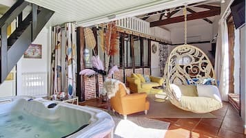Loft Deluxe, 1 habitación, cocineta, vista al jardín | Tina de hidromasaje interior