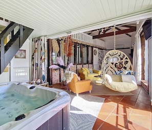 Deluxe Loft, 1 Bedroom, Kitchenette, Garden View | Indoor spa tub