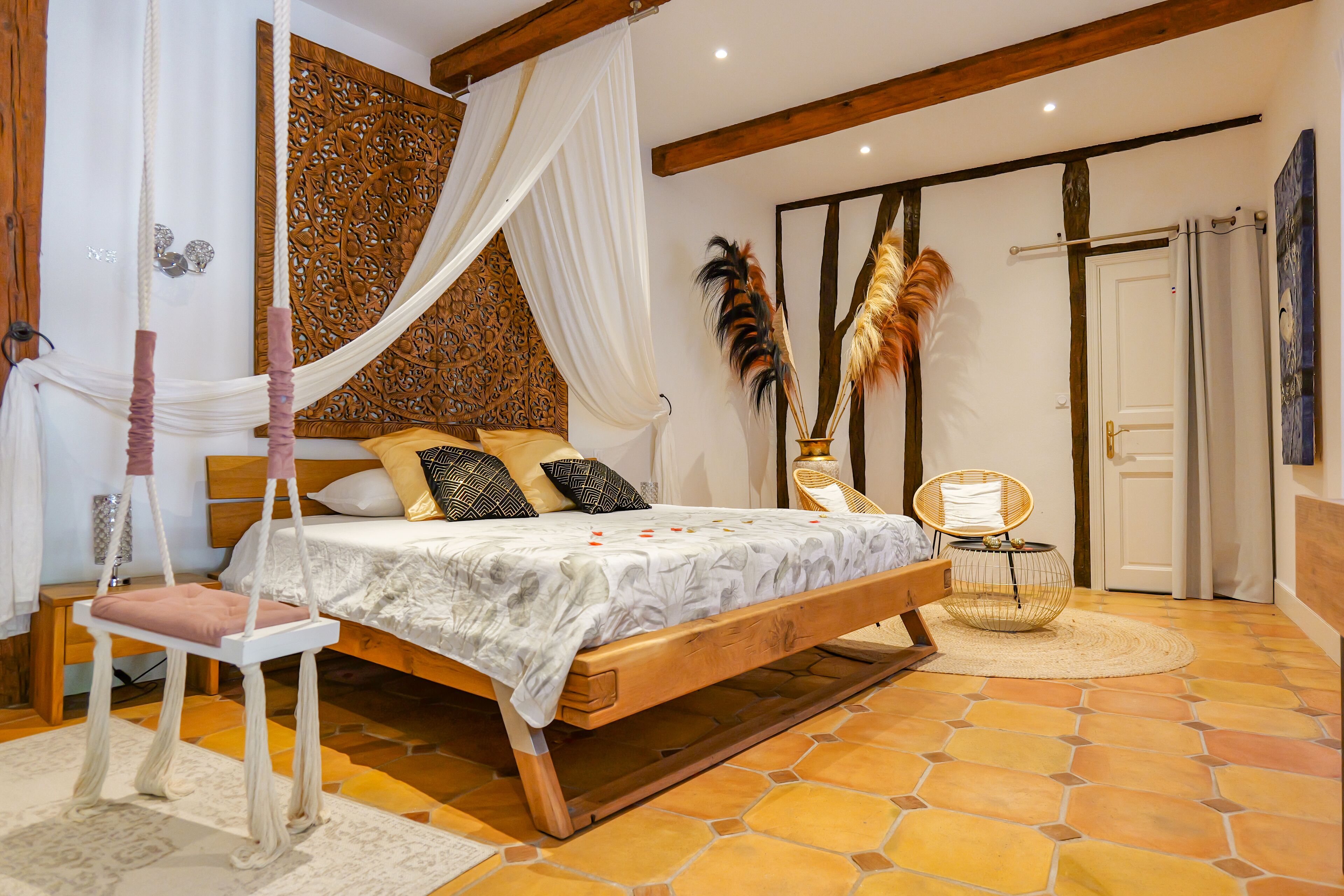 Deluxe-sviitti, patio, näköala puutarhaan | Tallelokero huoneessa, pimennysverhot, äänieristys, ilmainen Wi-Fi