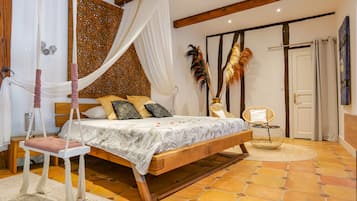 Suite Deluxe, patio, vista giardino | Una cassaforte in camera, tende oscuranti, insonorizzazione