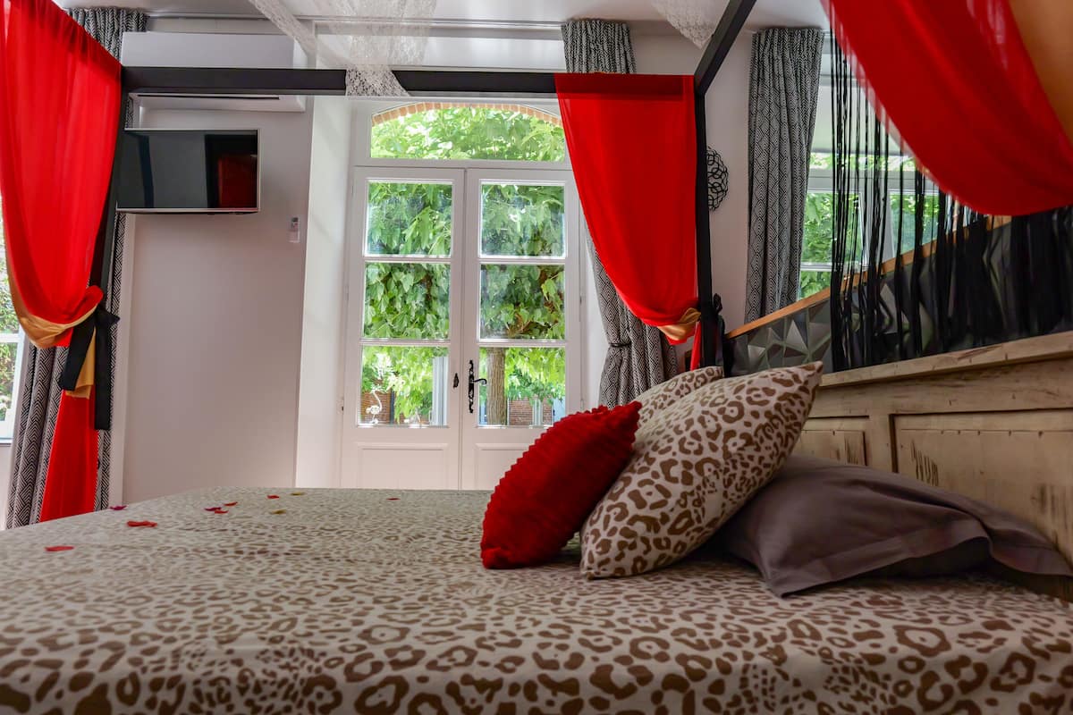 デラックス スイート パティオ ガーデンビュー | セーフティボックス (室内)、遮光カーテン、防音設備、WiFi (無料)