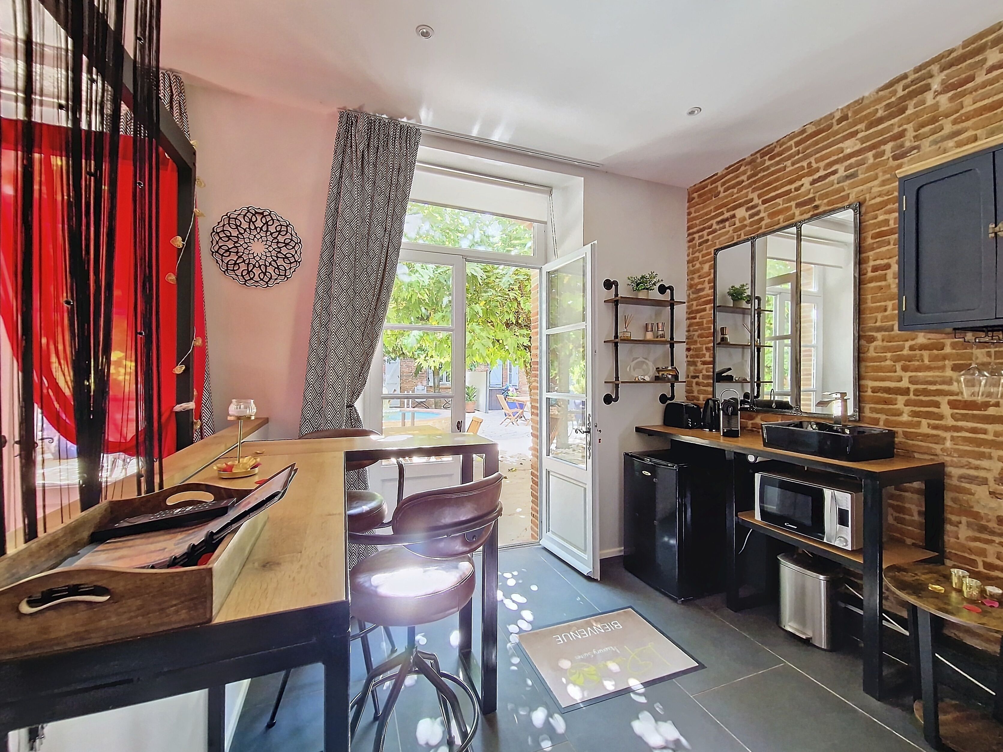 Romantic Suite, Air conditioning, Garden View | Private kitchen | Mini-fridge, microwave, espresso maker, coffee/tea maker